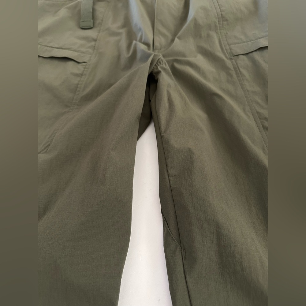 Uniqlo Olive Green Cargo Straight Leg Nylon Pants size Large (33-36”) - Picture 9 of 10